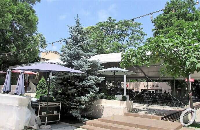 июнь в Одессе, Горсад, кафе