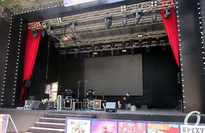 июнь в Одессе, Летний театр