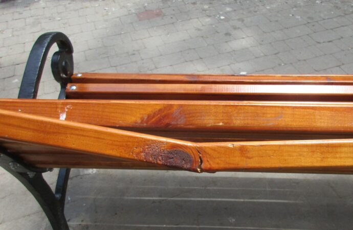 Алексеевский сквер, скамейка