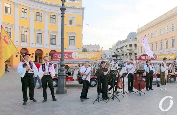 Музкомедия открыла 75-й сезон8