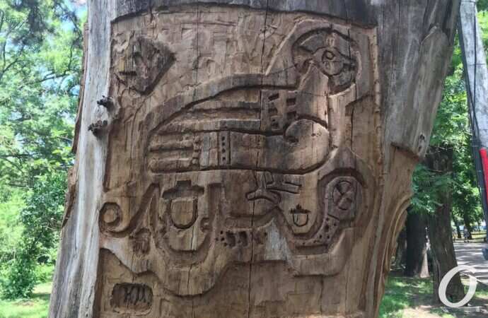 На одесском пляже обрубок ствола дерева с помощью резьбы превратили в сказочный арт-объект.