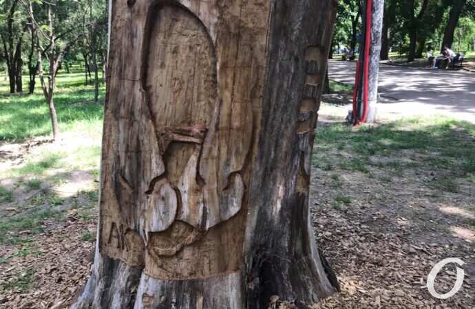 На одесском пляже обрубок ствола дерева с помощью резьбы превратили в сказочный арт-объект.