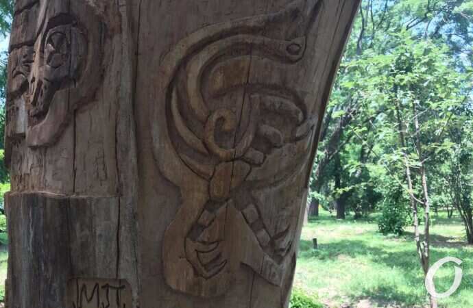 На одесском пляже обрубок ствола дерева с помощью резьбы превратили в сказочный арт-объект.