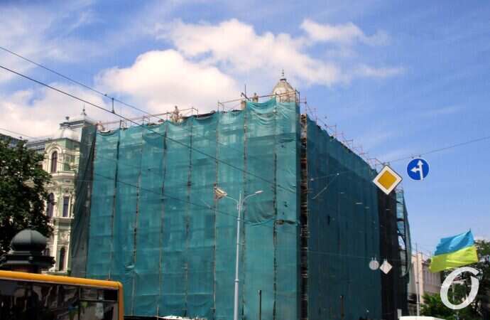 дом Либмана в лесах