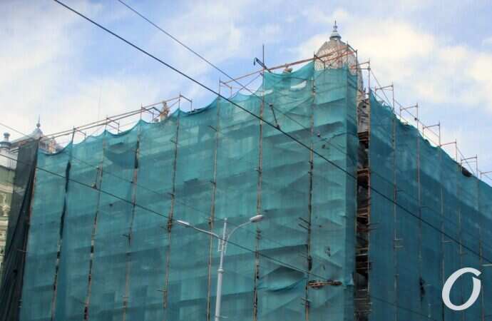 дом Либмана в лесах