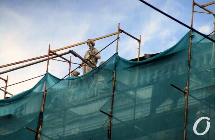 дом Либмана в лесах