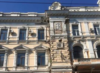 В центре Одессы обвалилась часть фасада Главпочтамта (видео)