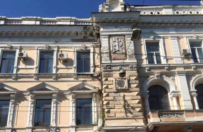 В центре Одессы обвалилась часть фасада Главпочтамта (видео)