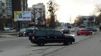 В Одессе внедорожник чуть не сбил участников полумарафона на глазах у полиции (видео)