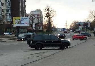 В Одессе внедорожник чуть не сбил участников полумарафона на глазах у полиции (видео)