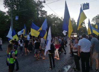В Одессе снова протестовали моряки: на Французском бульваре жгли фаеры возле дома «коррупционера»