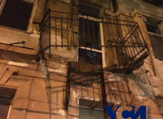 В Одессе на Большой Арнаутской балкон рухнул на тротуар