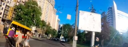 В Одессе мотоциклист едва не сбил беременную женщину на переходе (видео)
