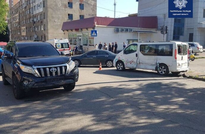 В Одессе на Молдаванке перевернулся минивэн – есть пострадавшие (фото)