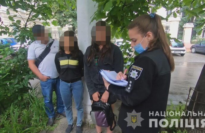 Одесская полиция показала, как работает банда карманников, и их задержание (видео)