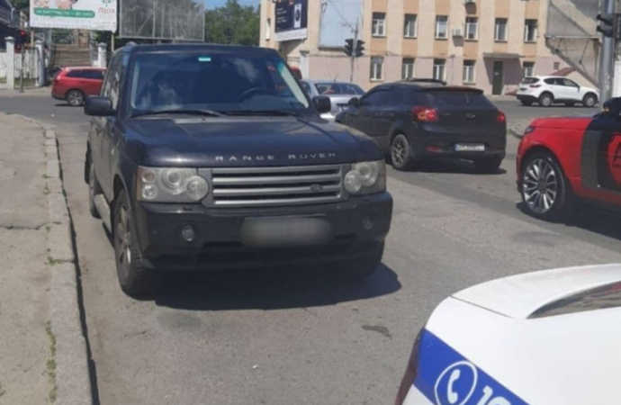 Через двойную сплошную, под запрещающий знак: в Одессе дорогой внедорожник сбил девочку на переходе