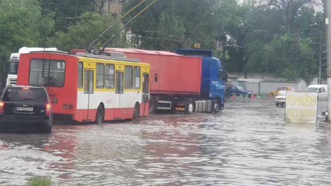 «Оливковое» море, «поплывшие» улицы и паб в дыму: самые интересные новости Одессы за 17 июня