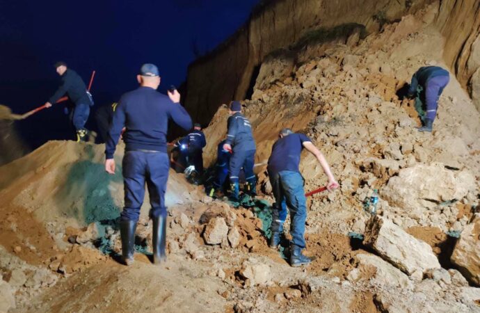 Искать людей под оползнем в Одесской области будут всю ночь