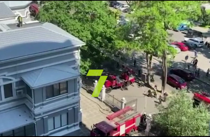 В Одессе спасатели тушат пожар на Лидерсовском бульваре (видео)