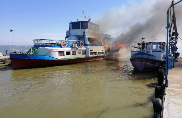 В Одесской области загорелся пассажирский теплоход (фото)