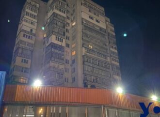 В Одессе мужчина упал с 10 этажа на крышу супермаркета