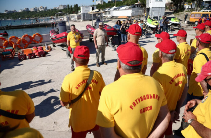 В Одессе пляжные спасатели показали свои умения и оборудование (фото)