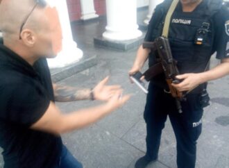 Пьяный напугал людей стрельбой возле Одесской мэрии