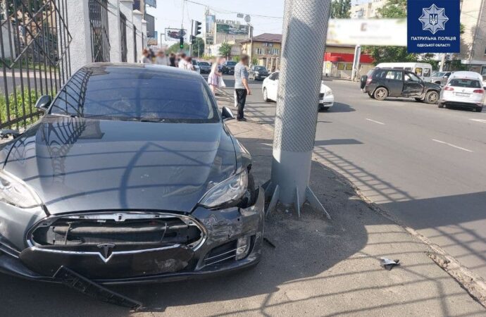 В Одессе «Тесла» вылетела на тротуар и сбила женщину — пострадали еще две машины (фото)