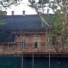 Исторические здания на одесской Ришельевской: лепнину сбили, громят окна