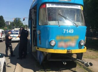 На Фонтанской дороге в Одессе девушка попала под трамвай. Движение 17 и 18 маршрутов остановлено.