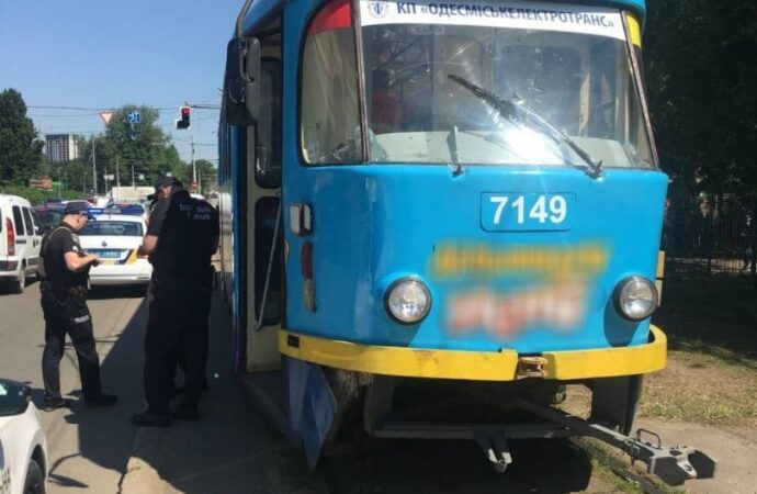 На Фонтанской дороге в Одессе девушка попала под трамвай. Движение 17 и 18 маршрутов остановлено.