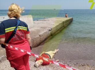 На одесском пляже «Ланжерон» у берега нашли тело женщины — не похоже, что она утонула (фото)
