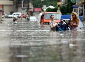 В Киеве после ливня затопило улицы, тротуары и станции метро: грозит ли циклон Одессе? (видео)