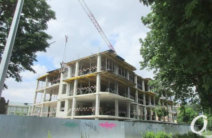 стройка на бульваре