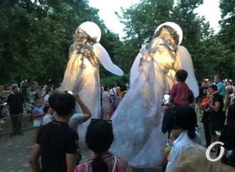 Одесситам показали шоу гигантских кукол (фото)