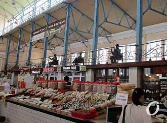 Одесские герои и не только: корпус Нового базара стал еще и выставочным залом (фото)