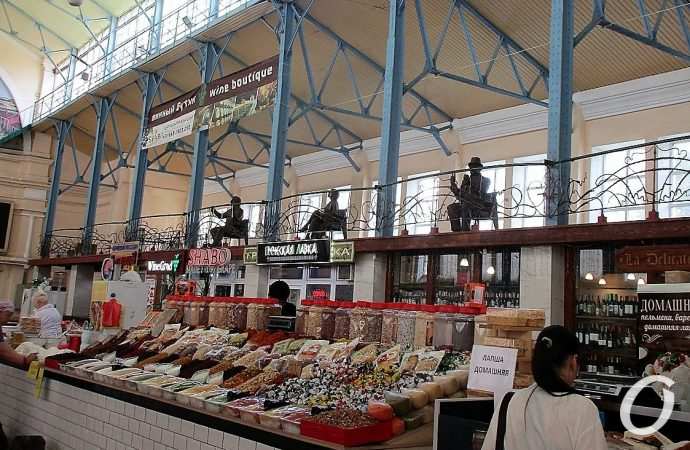 Одесские герои и не только: корпус Нового базара стал еще и выставочным залом (фото)