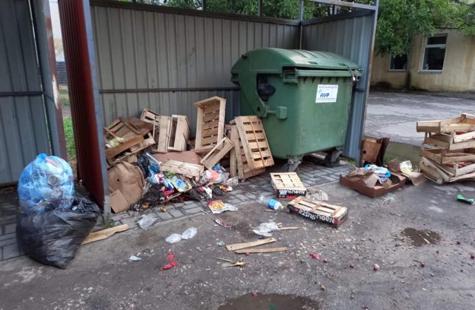 мусор после уличных торговцев