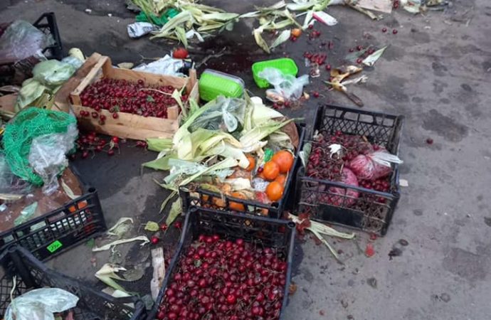 мусор после уличных торговцев