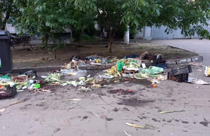 мусор после уличных торговцев