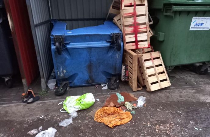 мусор после уличных торговцев