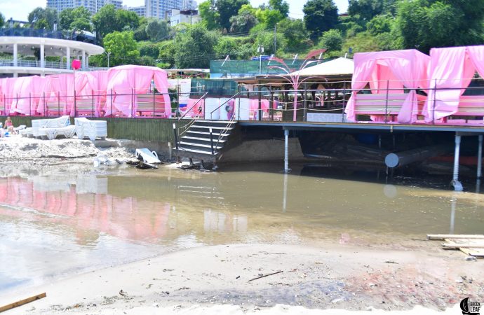 настил в Аркадии, из-под которого течет канализация