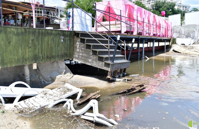 грязный пляж в Аркадии
