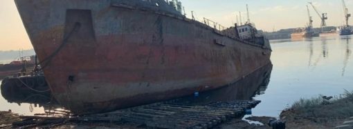 Бывший владелец попытался вернуть танкер «Делфи»: судно, затонувшее у пляжа Дельфин