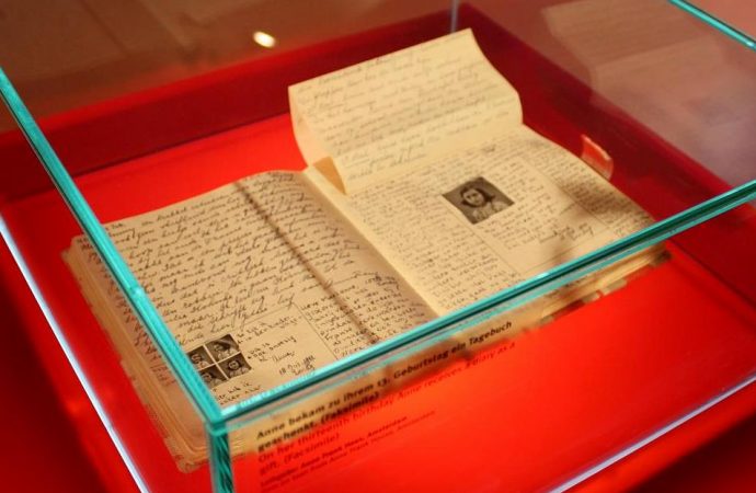 Этот день в истории: что скрывала в своём дневнике Анна Франк?