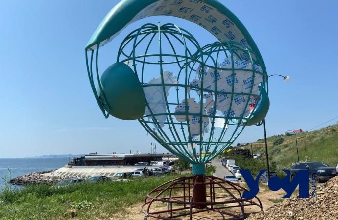 На пляже под Одессой появился «сердечно-музыкальный» арт-объект (фото)