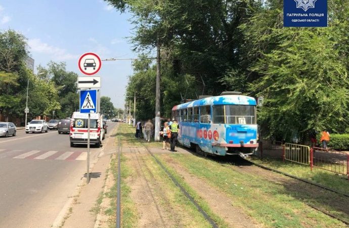 В Одессе на Фонтане неосторожный пешеход разбил нос об трамвай