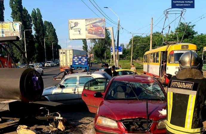 В Одессе опрокинулся внедорожник и вылетел на тротуар – есть пострадавшие (фото)