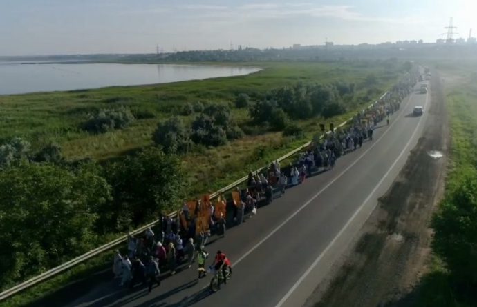 Православные в Одессе парализовали движение: куда идут верующие 35 км по жаре? (фото)