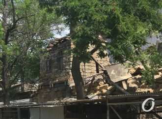В Одессе на Старопортофранковской рухнул дом и завалил стоянку (фото)